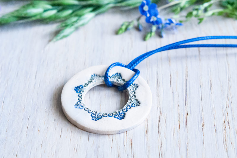 Wisiorek ceramiczny Izar Alya- beż i granat