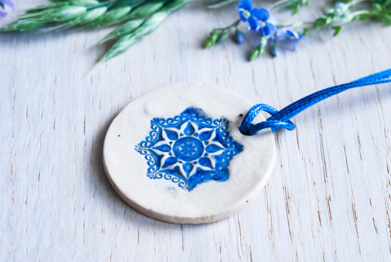 Wisiorek ceramiczny Izar - beż i granat
